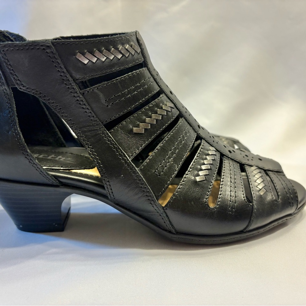 Earth Vela Soft Leather Womens Black Leather Zipper Gladiator Sandals Shoes, 8.5